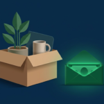 Caixa com pertences de escritório ao lado de um envelope de dinheiro, representando as verbas rescisórias