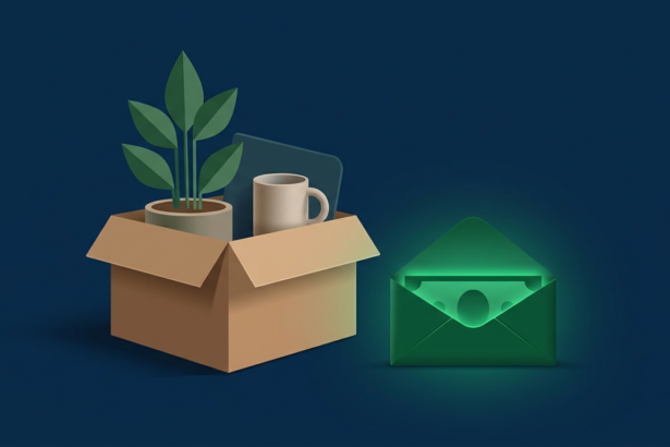 Caixa com pertences de escritório ao lado de um envelope de dinheiro, representando as verbas rescisórias
